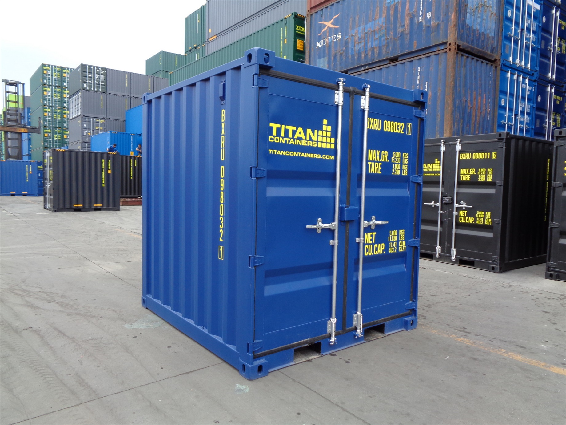 Mavi kapılı 6-8–10 fit kapalı TITAN depolama-nakliye konteynerleri