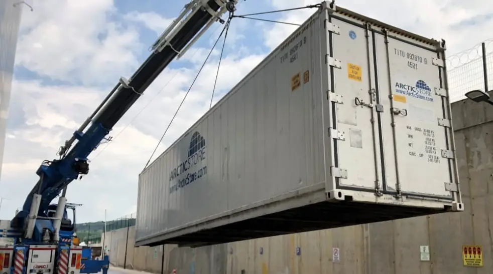Havacılık ve uzay sektöründeki üretimi destekleyen ve ölçeklenebilir soğuk hava depolama kapasitesi sunan, –18 °C'de karbon fiber depolaması için sahaya kurulan sıcaklık kontrollü ArcticStore konteynerleri.