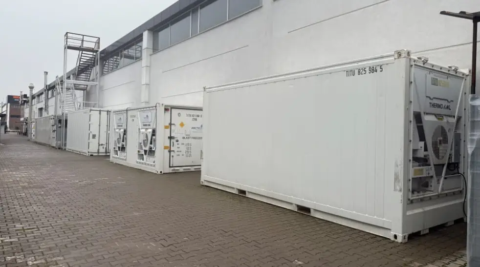 Havacılık ve uzay sektöründeki üretimi destekleyen ve ölçeklenebilir soğuk hava depolama kapasitesi sunan, –18 °C'de karbon fiber depolaması için sahaya kurulan sıcaklık kontrollü ArcticStore konteynerleri.