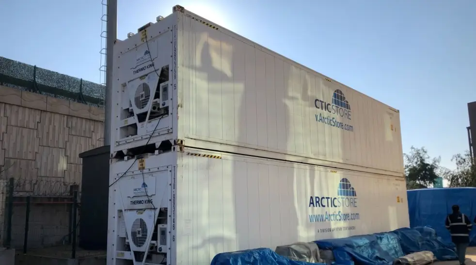 Türkiye'deki tersaneler, pil sistemlerini +15°C ile +20°C arasında güvenli bir şekilde depolamak için sıcaklık kontrollü konteynerler kullanmaya başladı; böylece yeni bir altyapı kurmaya gerek kalmadan performans ve operasyonel verimliliği sağladılar.