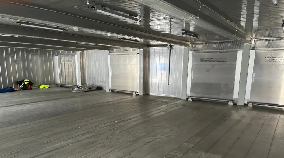Süpermarket ünitesi oluşturan modüler soğuk hava deposu konteyner kurulumu.